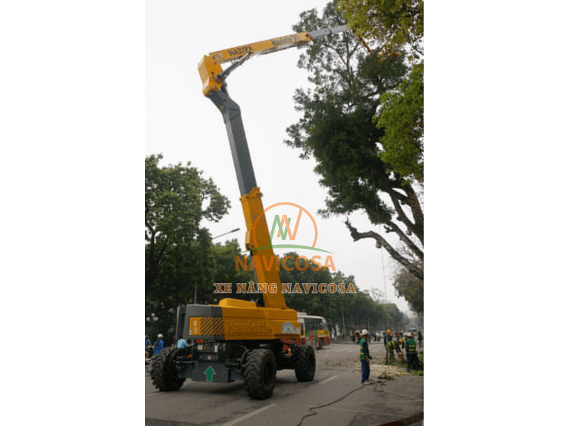 Huong dan an toan khi cat tia cay voi xe nang nguoi