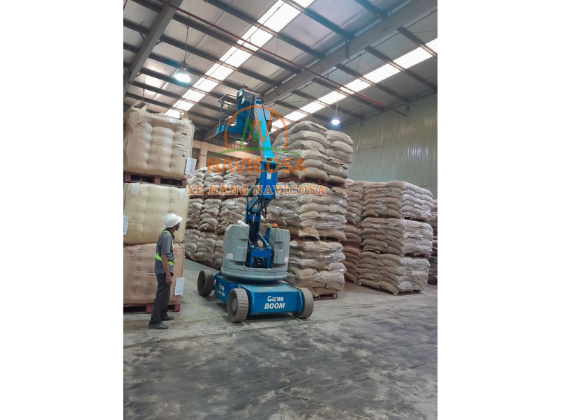 Xe nang nguoi can gap chay dien