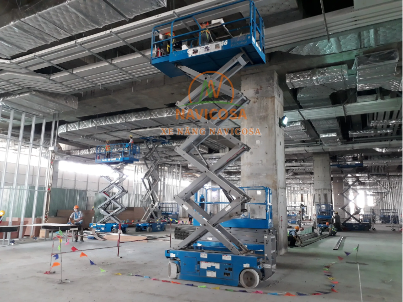 Quy trinh an toan khi van hanh xe nang nguoi trong nha