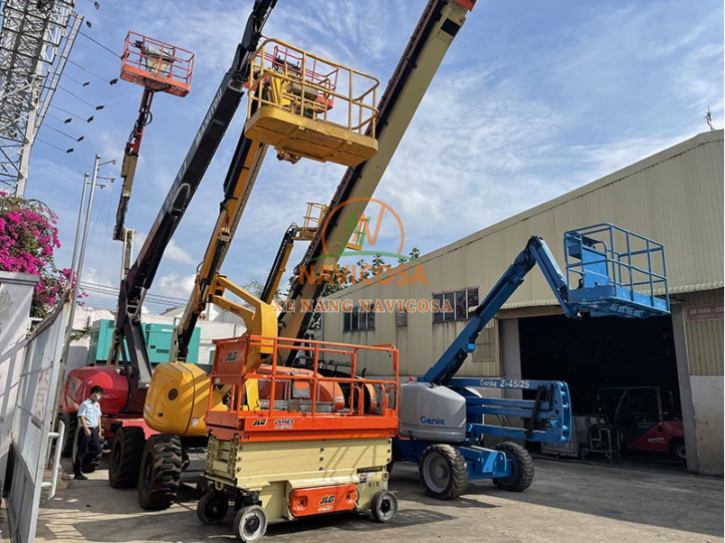 So sanh xe nang nguoi cat keo và boom lift