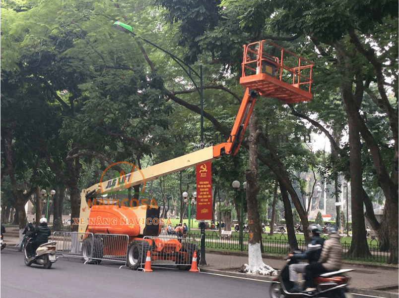 Tai sao nen su dung xe nang nguoi de cat tia cay xanh