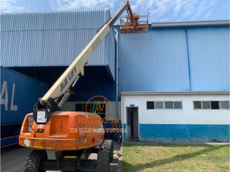 xe nang nguoi JLG