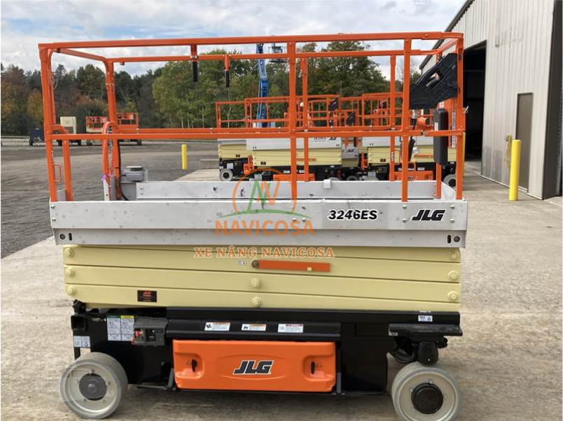 xe nang nguoi cat keo JLG