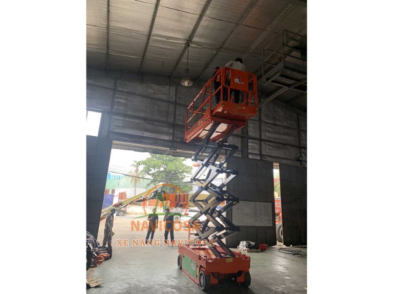 xe nang nguoi cat keo