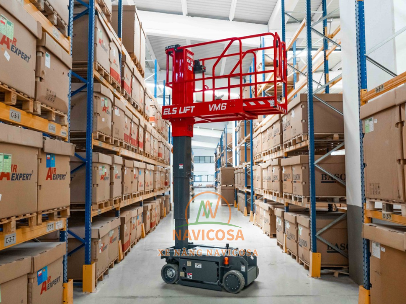 xe nang nguoi dang thang dung