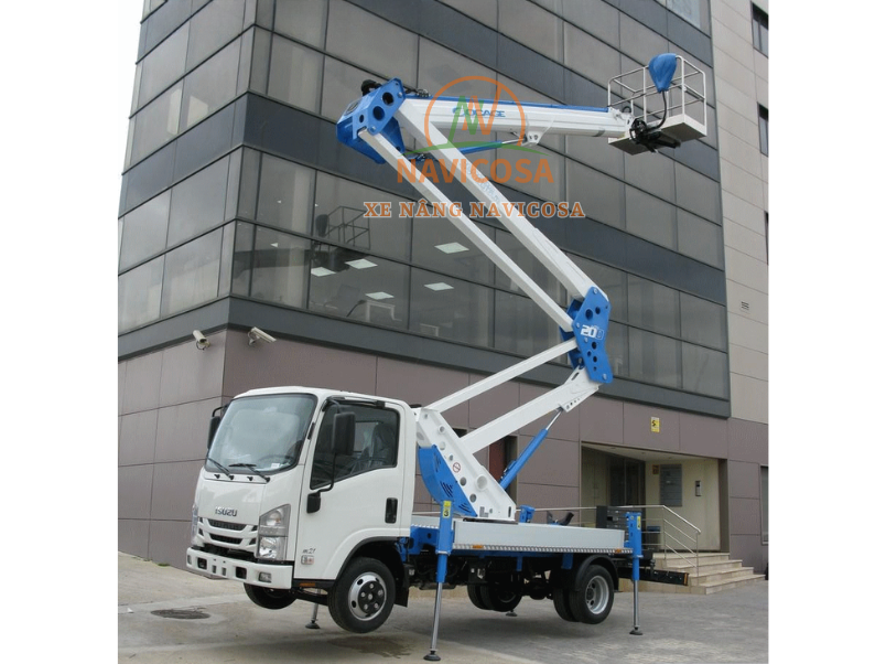 xe nang nguoi trên o to