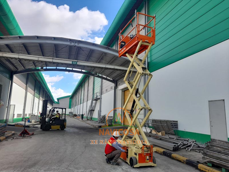 Bang gia thue xe nang nguoi cat keo dien