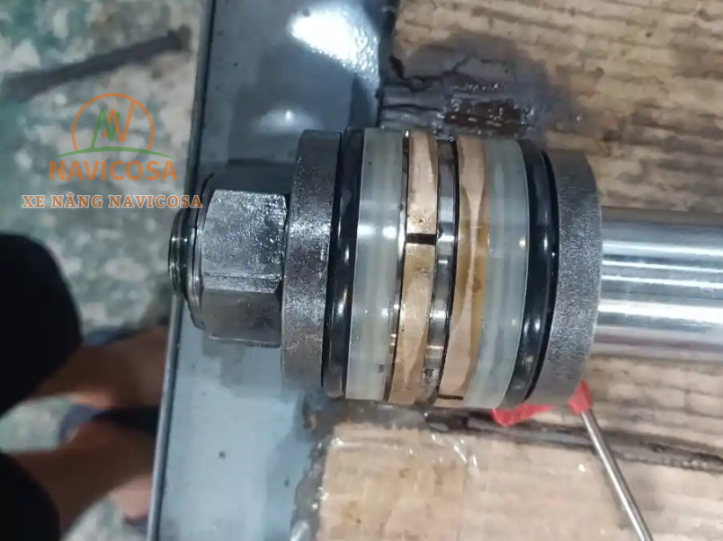 Cach thao lap ty ben xe nang nguoi an toan