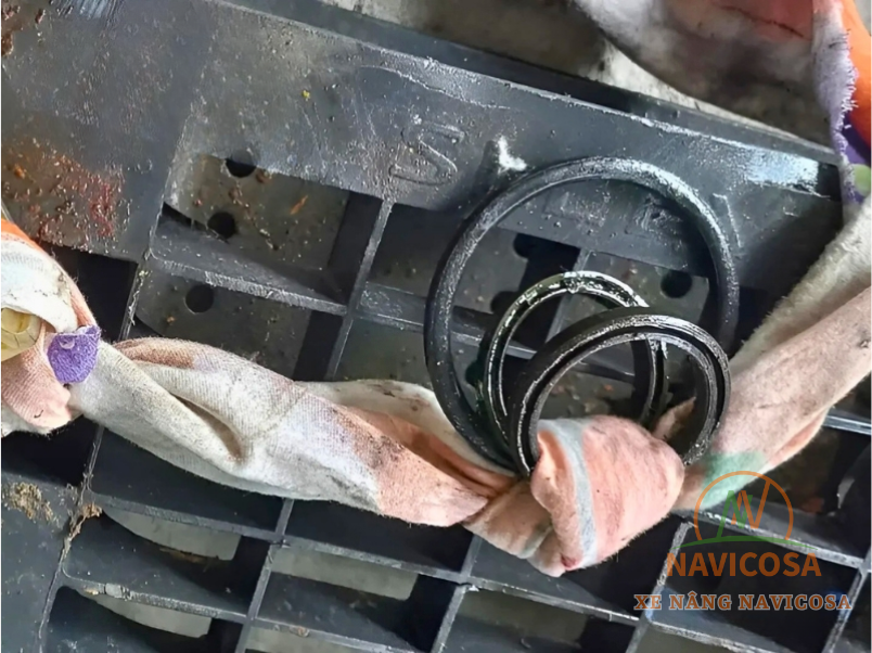 Hien tuong xi lanh xe nang nguoi bi xuoc la gi