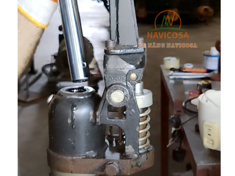 Quy trinh thay phot ty nang ha xe nang nguoi chi tiet